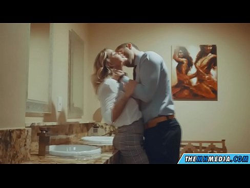 ❤️ وقتی یک بلوند بی تنه شما را در یک دستشویی عمومی اغوا می کند ❤️ لعنتی در fa.pornpk.ru ❌